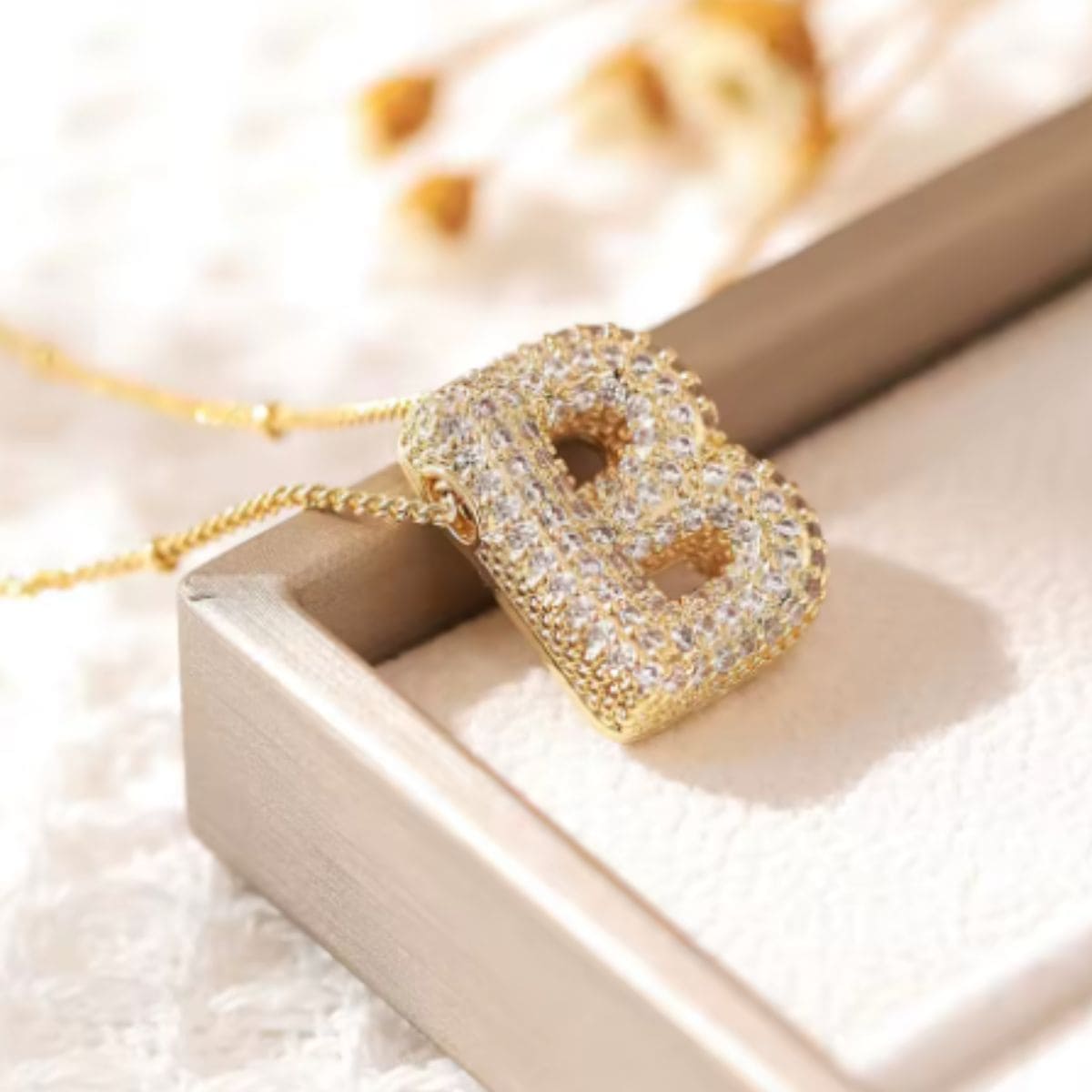 Colar Naroa Letra B Dourado