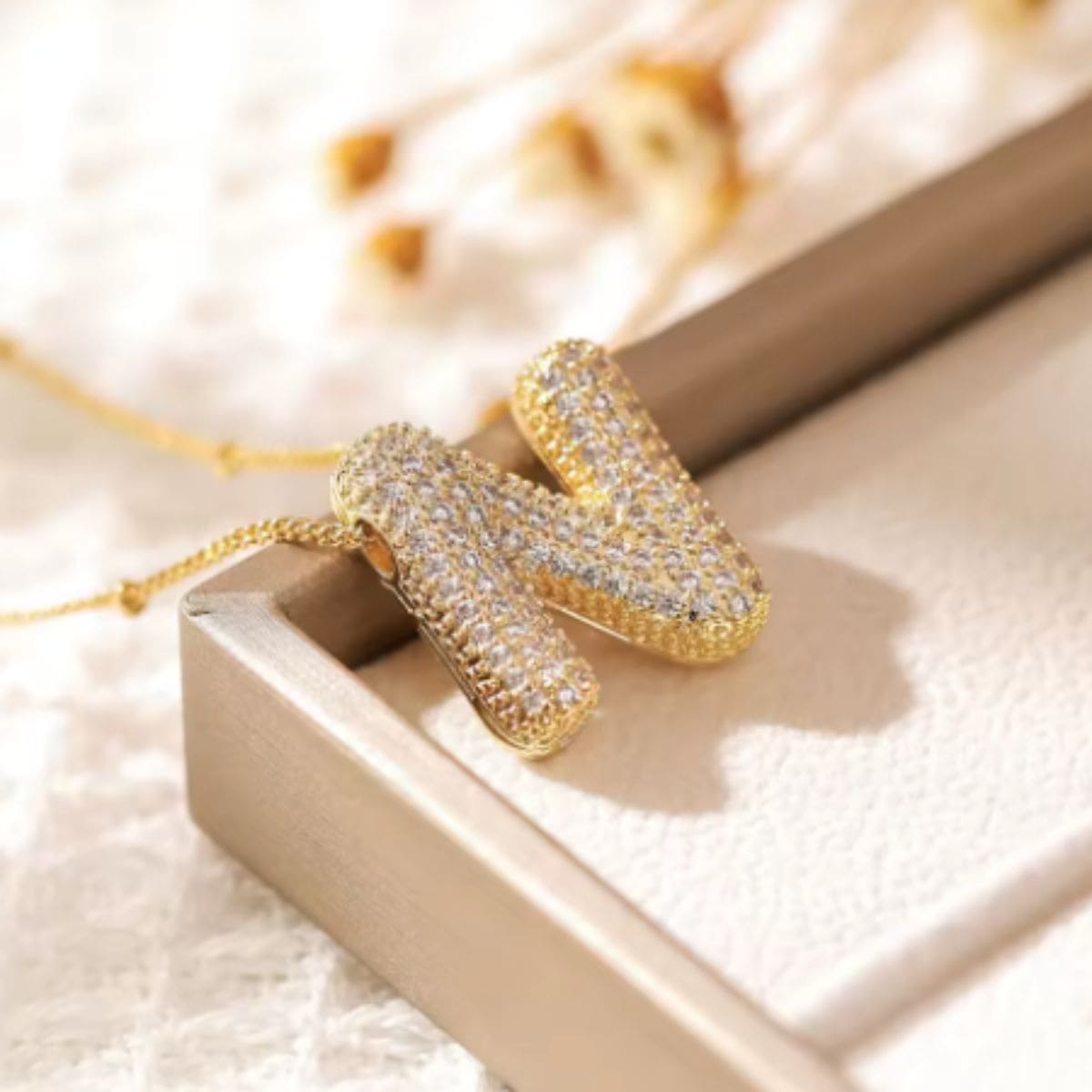 Colar Naroa Letra N Dourado