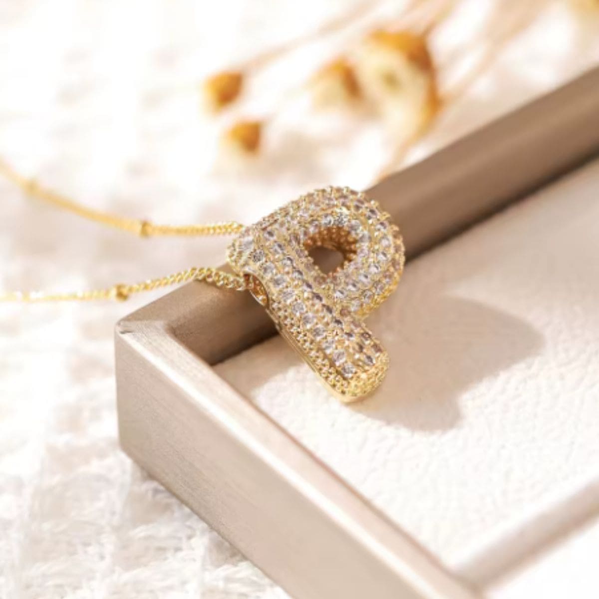 Colar Naroa Letra P Dourado