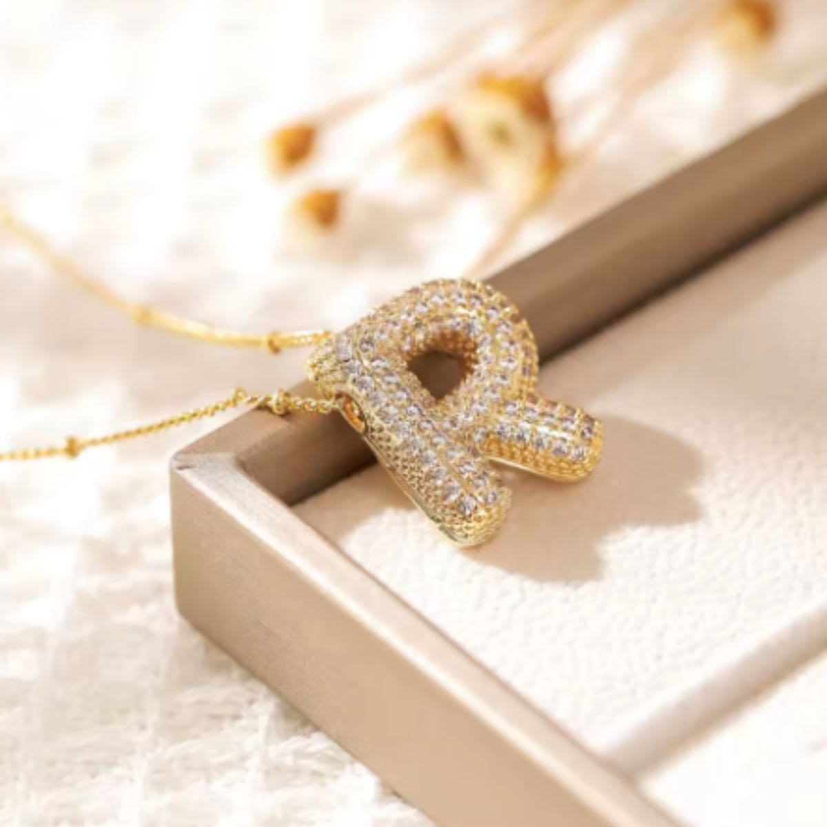 Colar Naroa Letra R Dourado