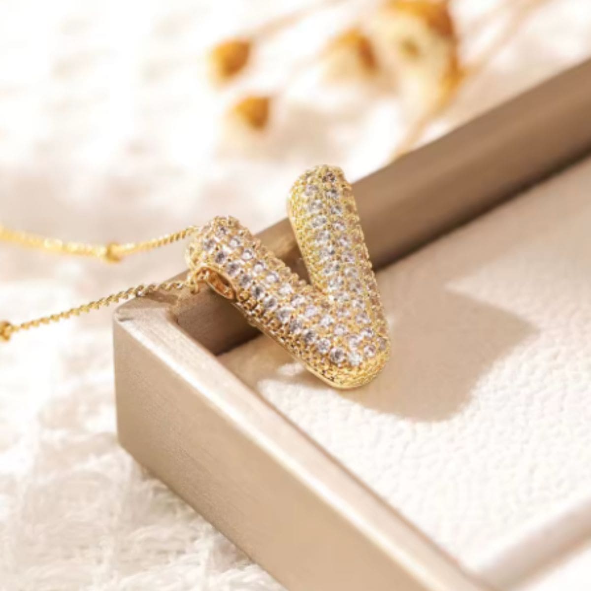 Colar Naroa Letra V Dourado