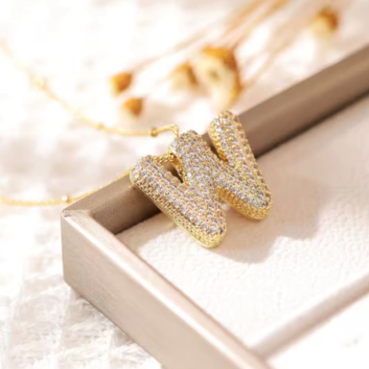 Colar Naroa Letra W Dourado