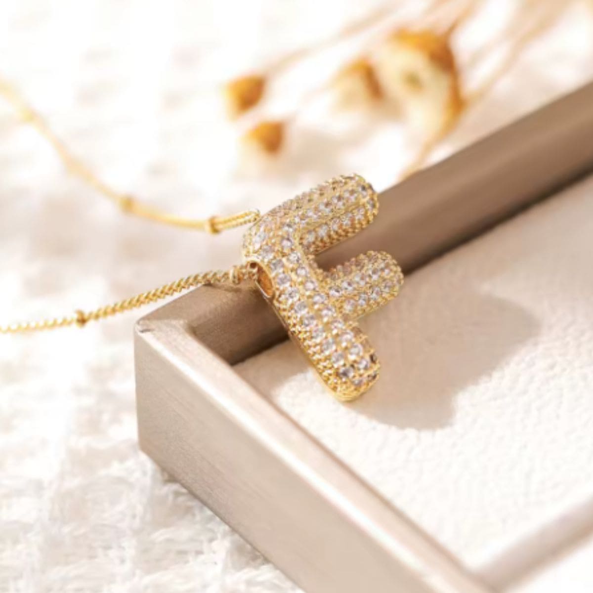 Colar Naroa Letra F Dourado