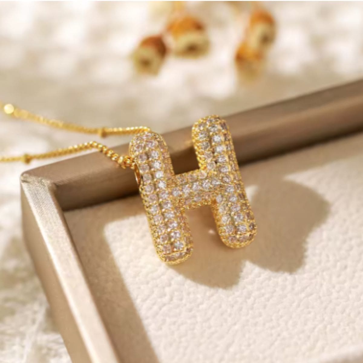 Colar Naroa Letra H Dourado