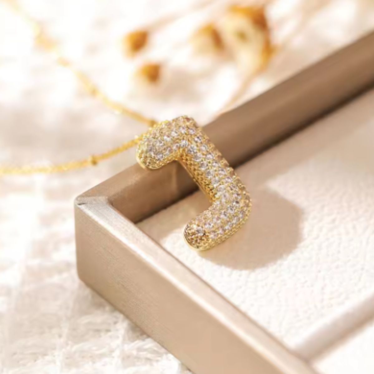 Colar Naroa Letra J Dourado