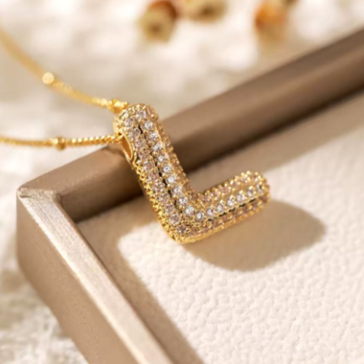 Colar Naroa Letra L Dourado