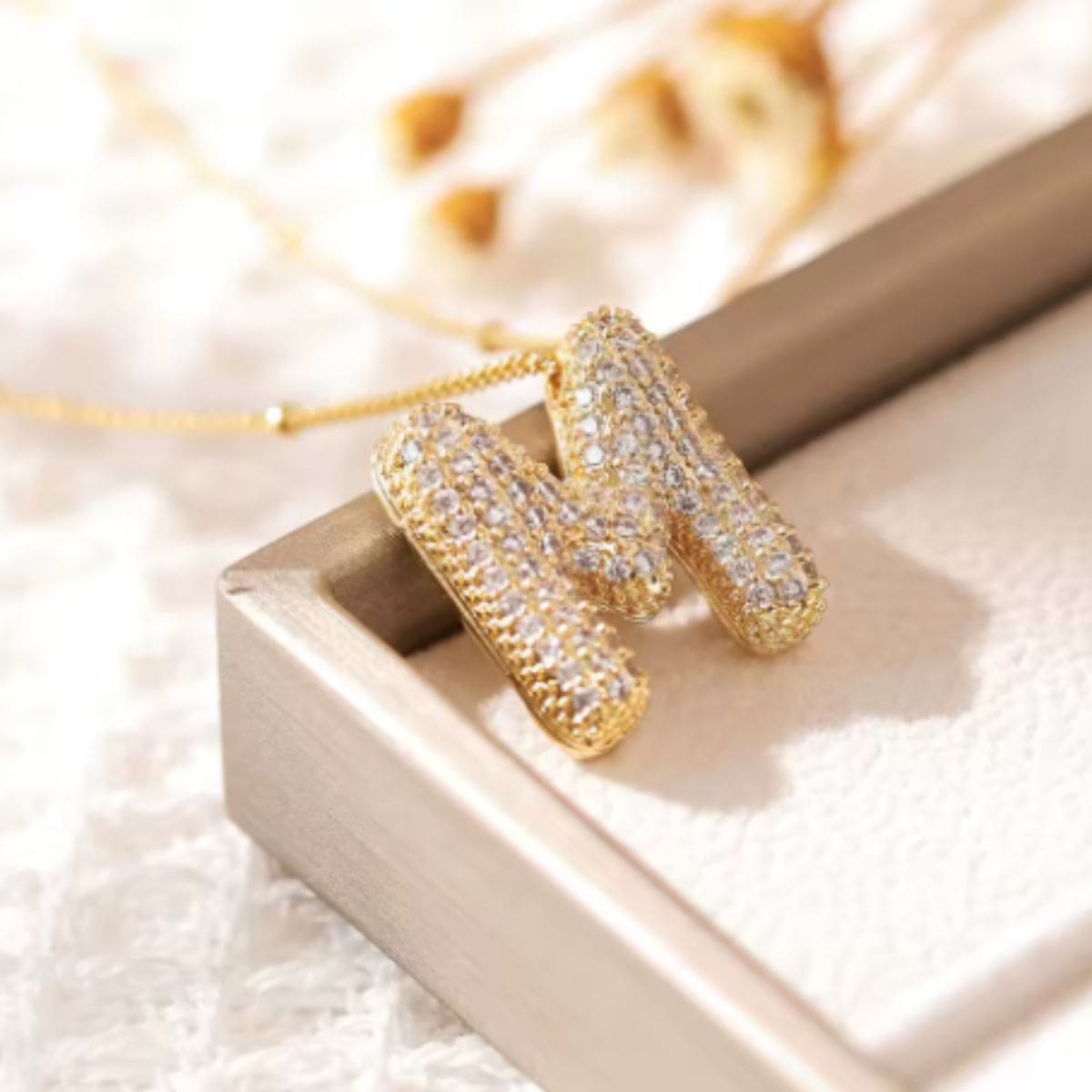 Colar Naroa Letra M Dourado