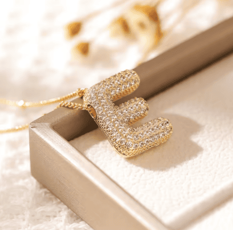 Colar Naroa Letra E Dourado