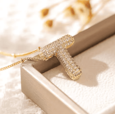 Colar Naroa Letra T Dourado