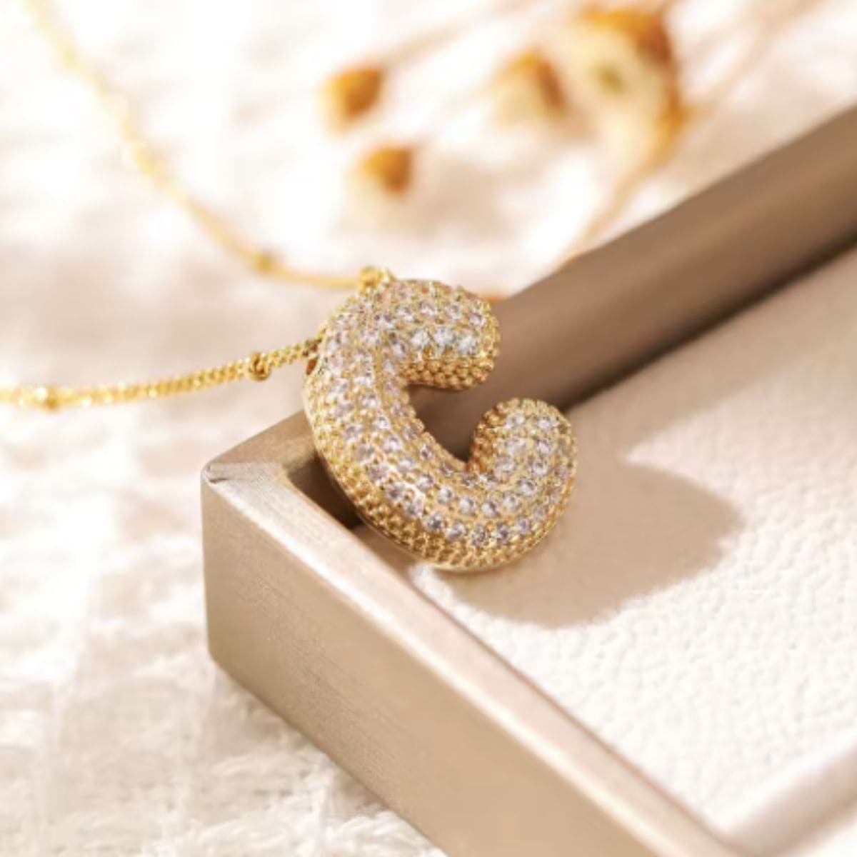 Colar Naroa Letra C Dourado