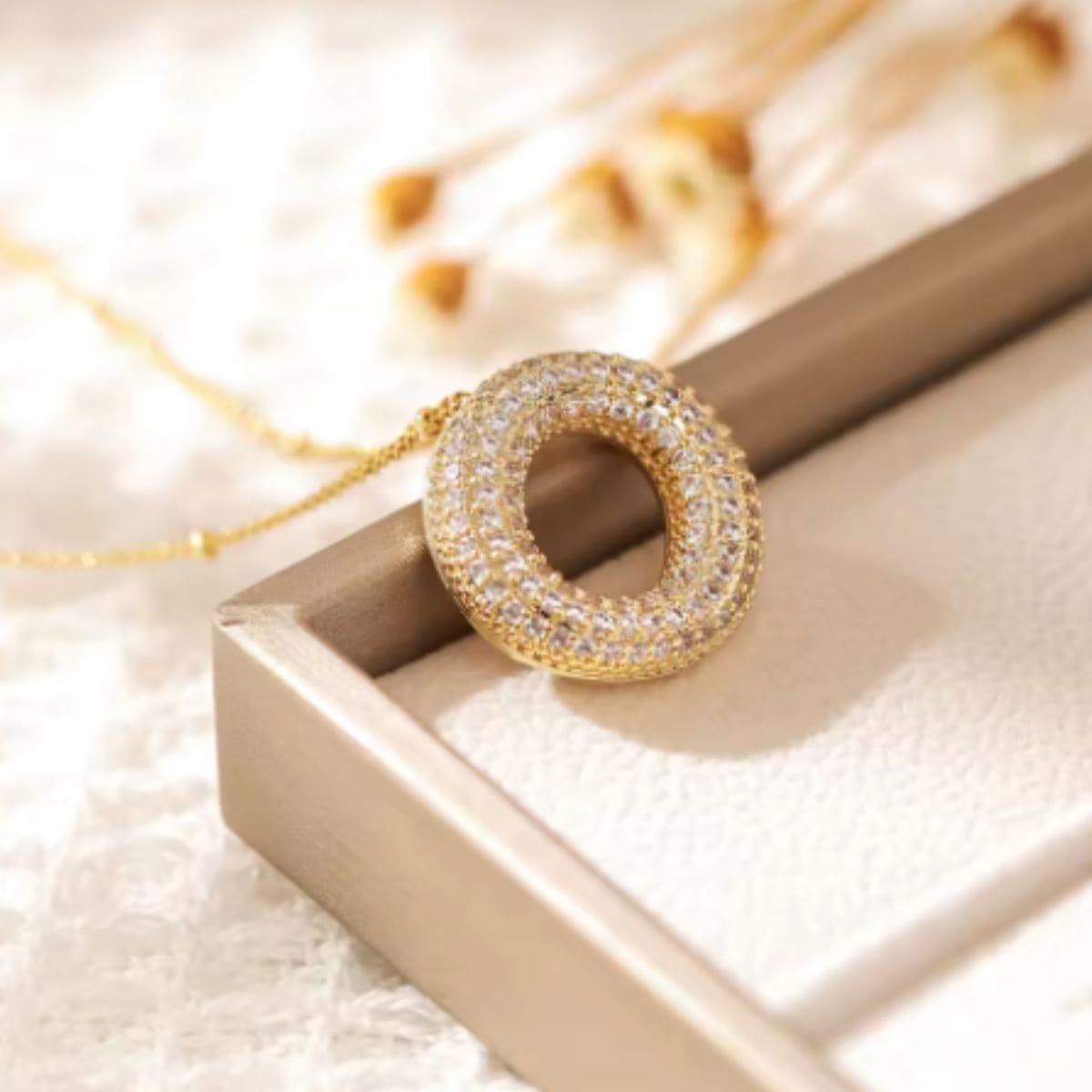 Colar Naroa Letra O Dourado