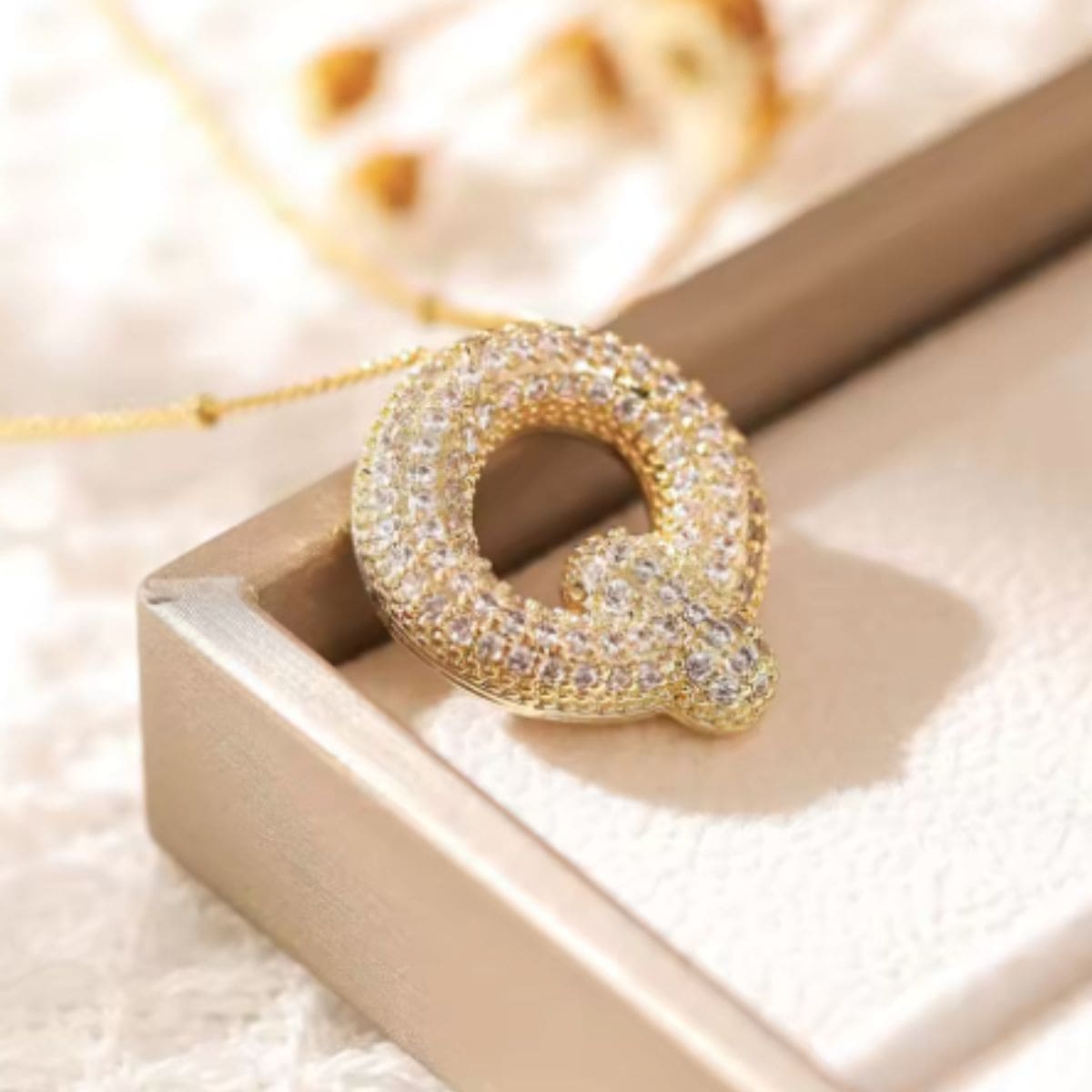 Colar Naroa Letra Q Dourado