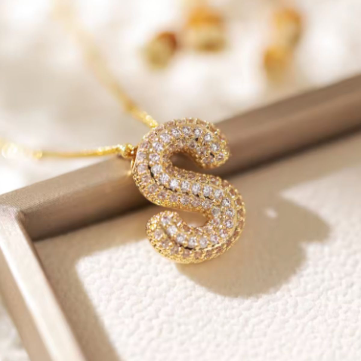 Colar Naroa Letra S Dourado