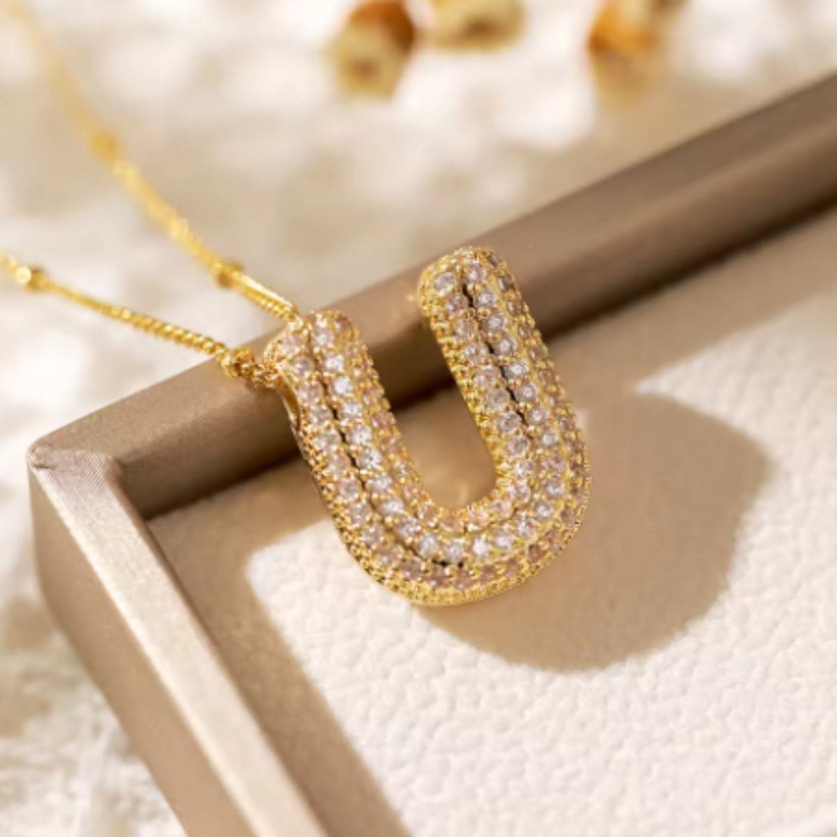 Colar Naroa Letra U Dourado