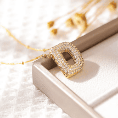 Colar Naroa Letra D Dourado